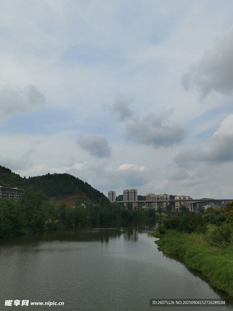 河畔風(fēng)光城市與自然交織