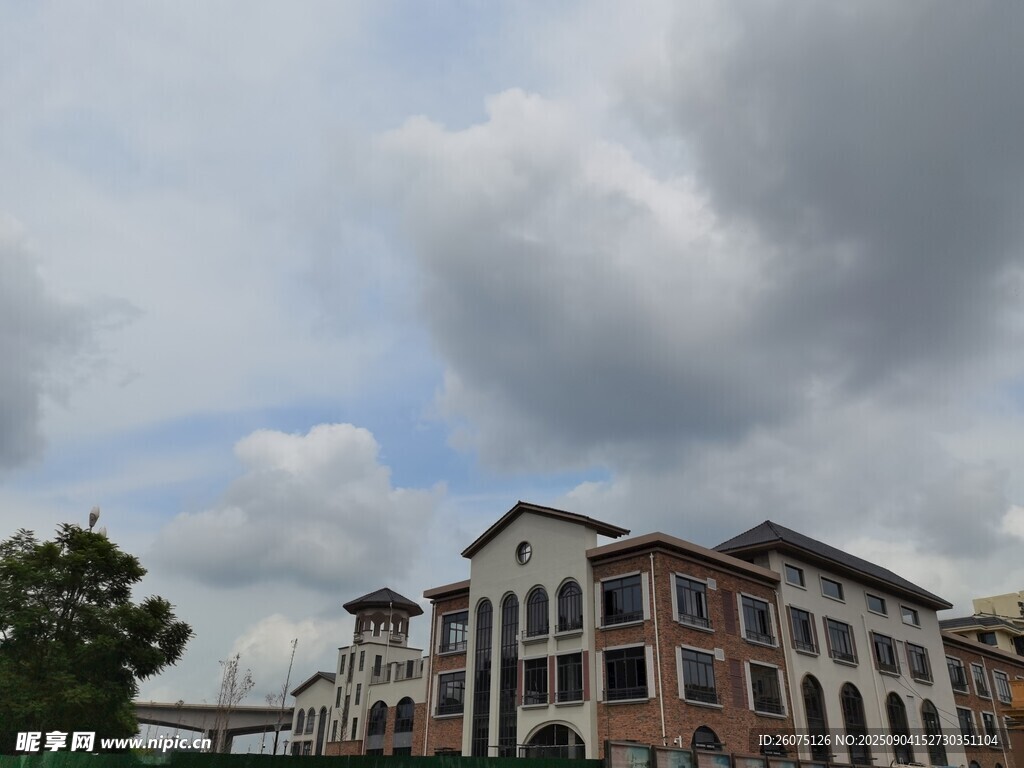 城市中特色建筑與天空景象