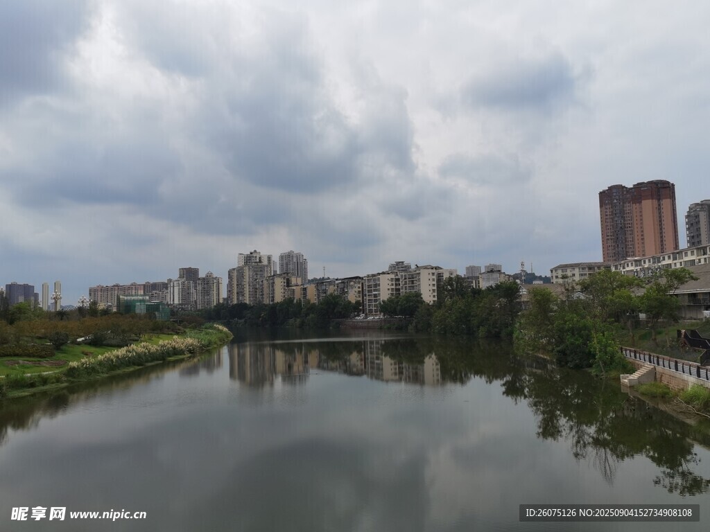 河畔城市風(fēng)光
