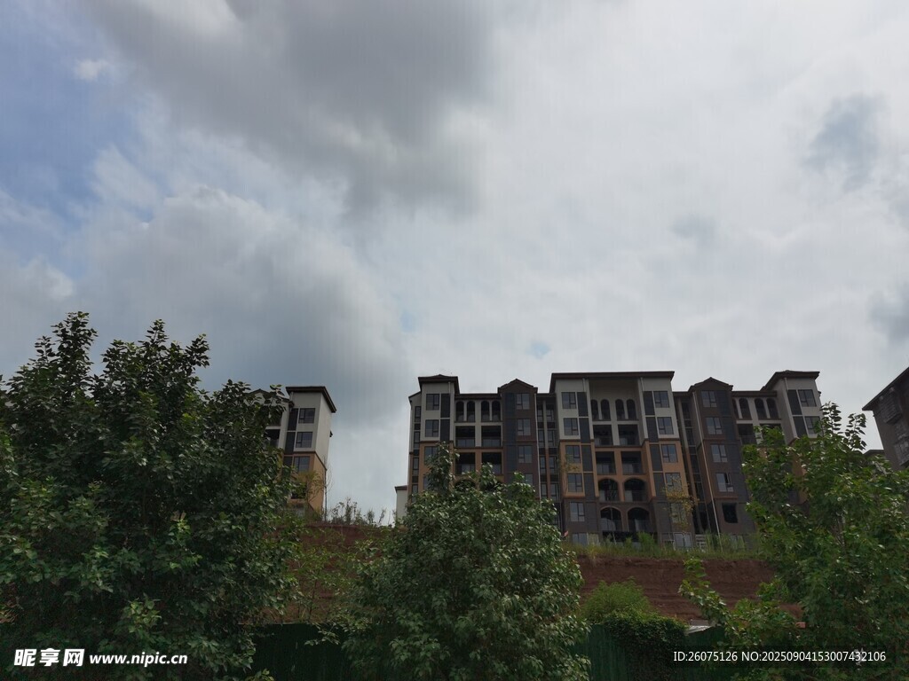 綠樹掩映中的多層建筑群