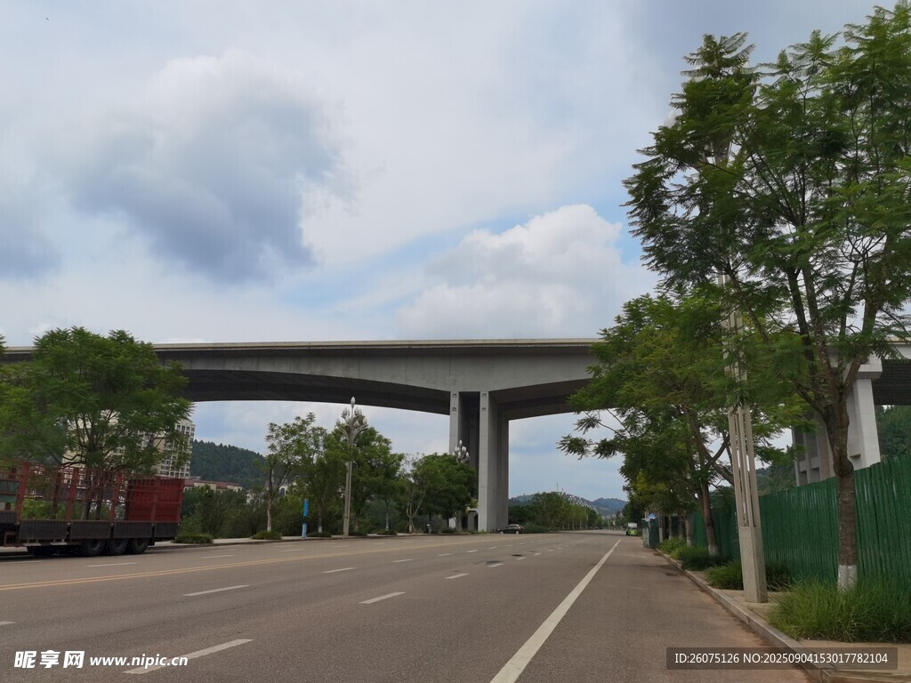 公路上的高架橋景觀