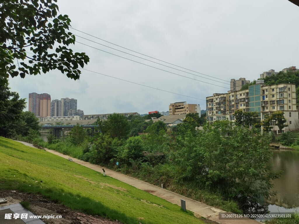 城郊河畔風景