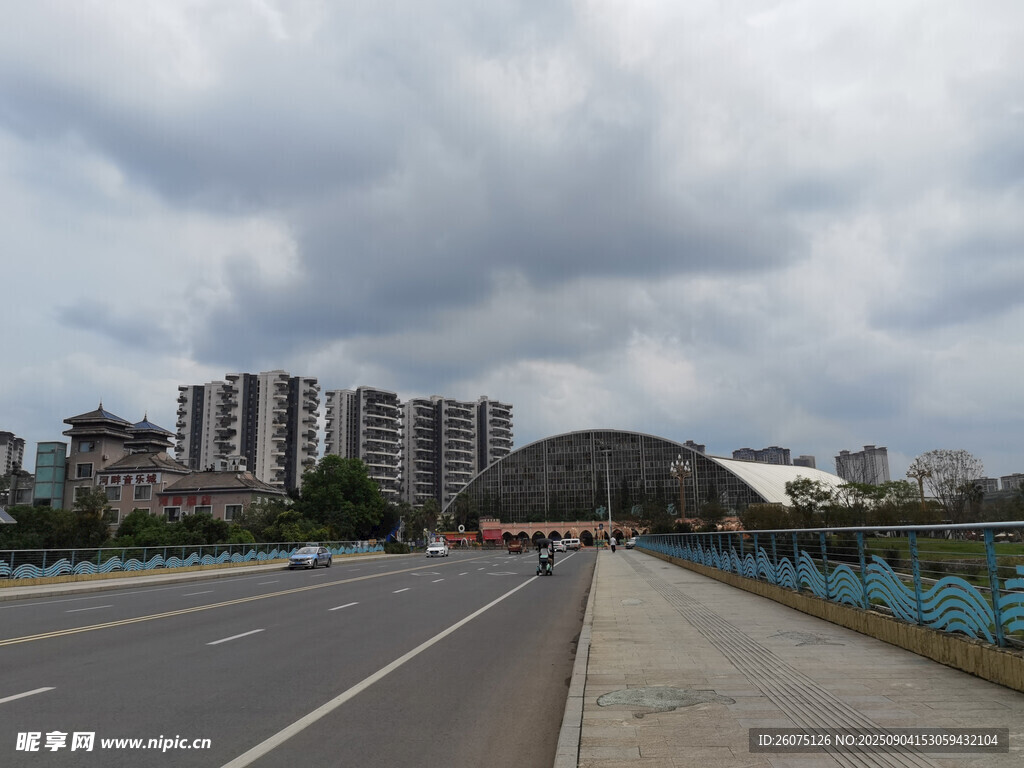 寶藍閣道路與遠處建筑景觀