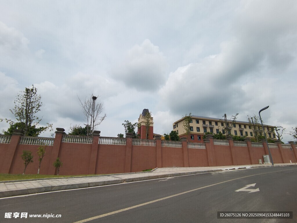 道路旁的紅墻建筑景觀