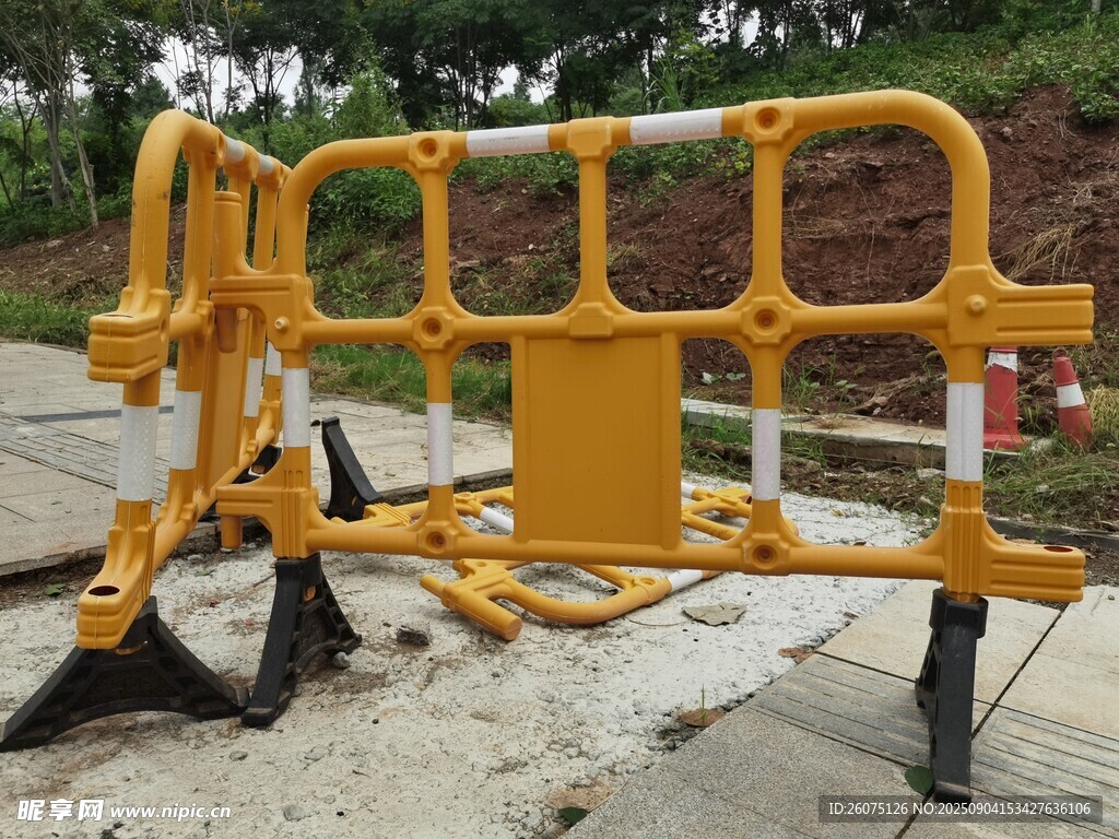 黃色道路護(hù)欄