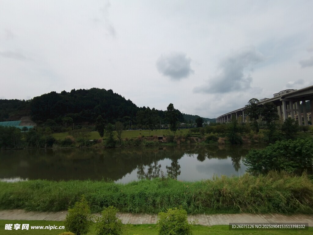 湖畔山林景致