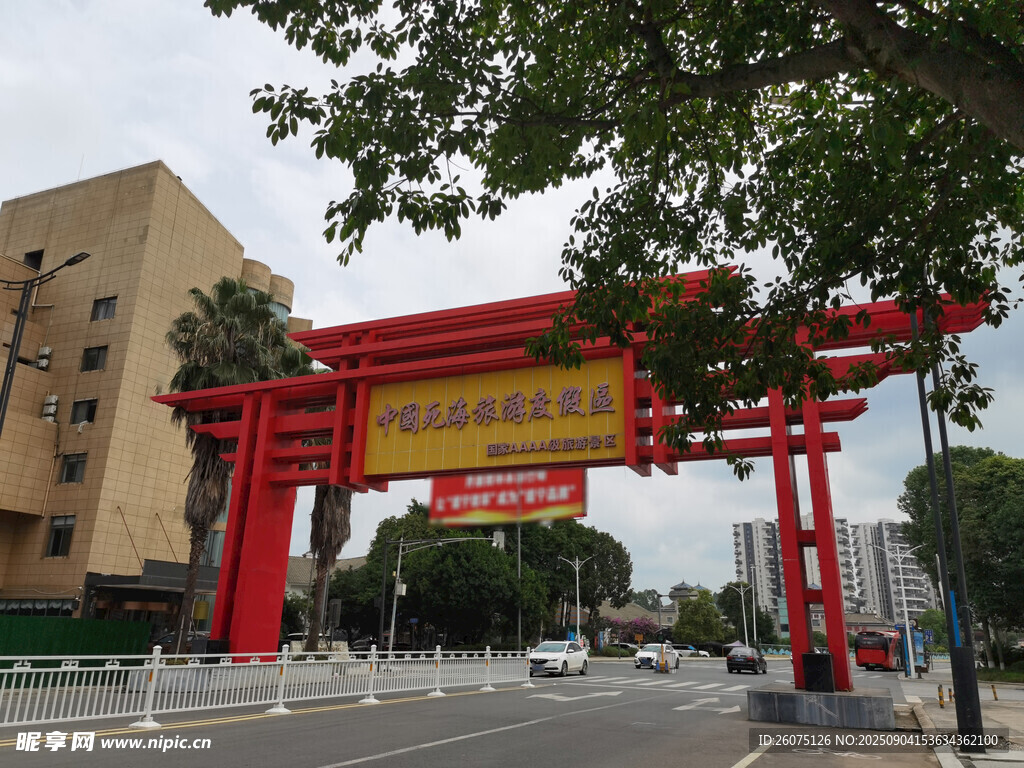 中式紅色牌坊屹立街頭