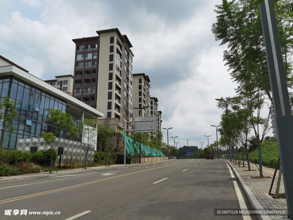 城市寬闊道路旁的建筑群