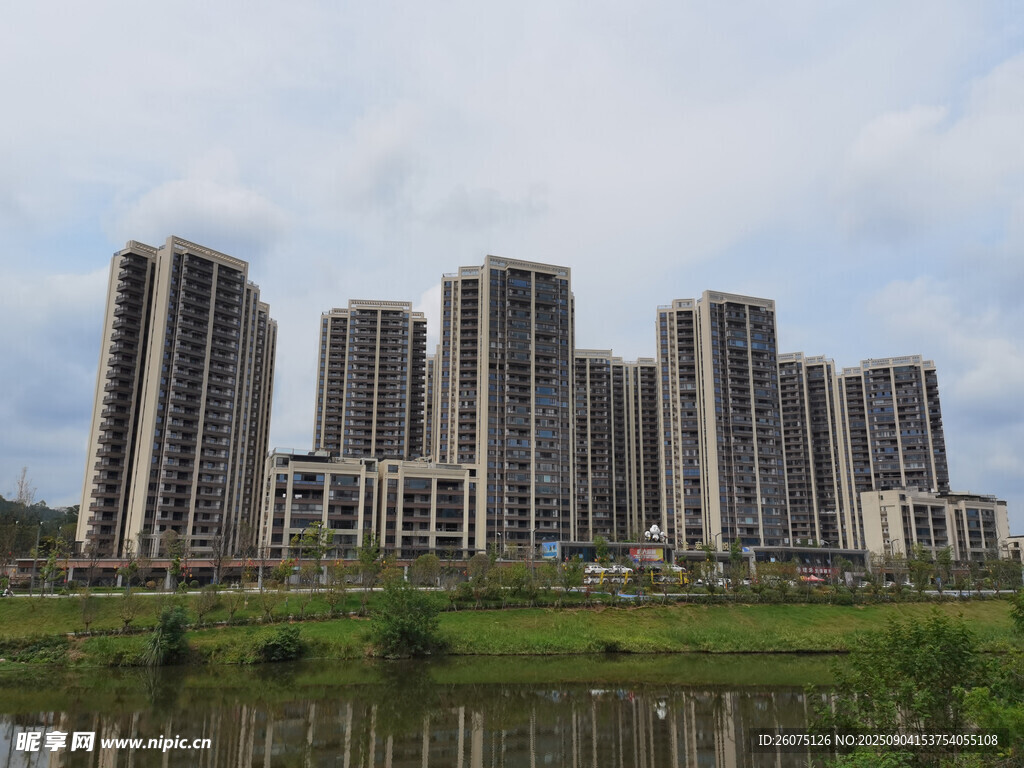 河畔高樓林立的現(xiàn)代住宅區(qū)