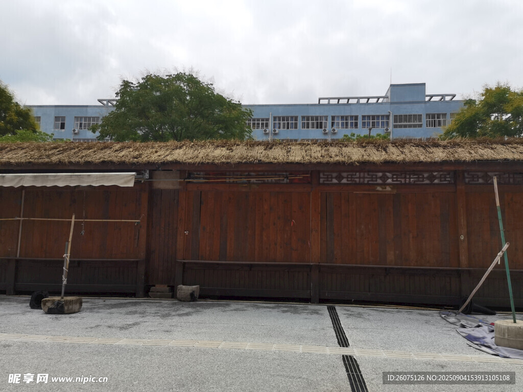 戶外棕色木質(zhì)圍欄及背景建筑