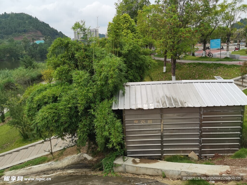 河畔小屋綠意環(huán)繞的景致