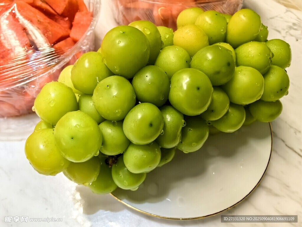 新鮮青提擺放在白色盤上