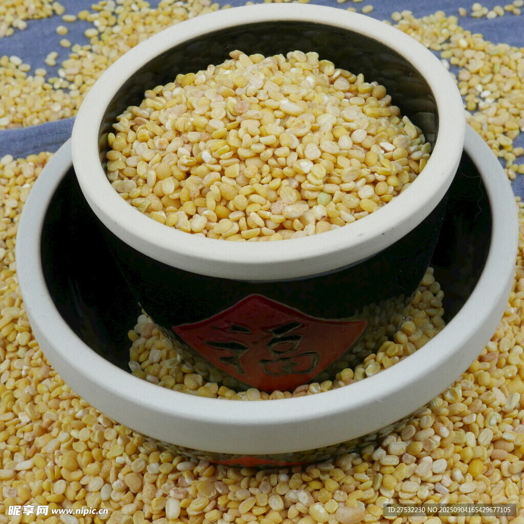 兩碗金黃玉米粒