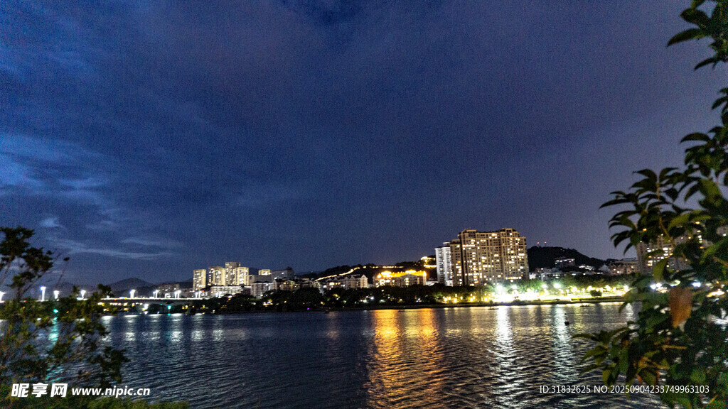 城市河畔夜景迷人畫(huà)面