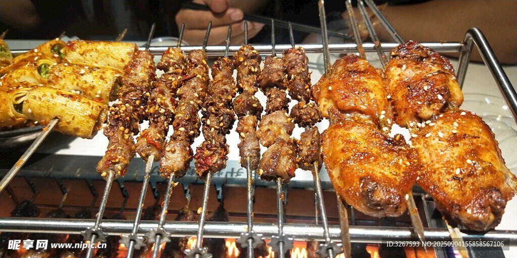 美味燒烤架上的多樣烤肉