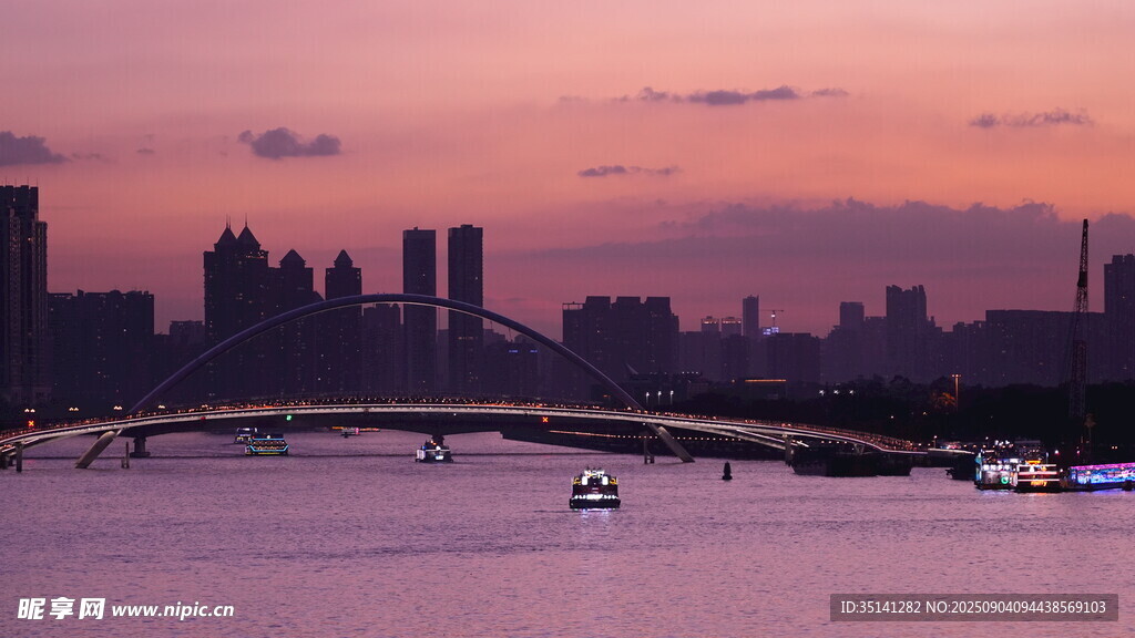 城市珠江河畔黃昏美景