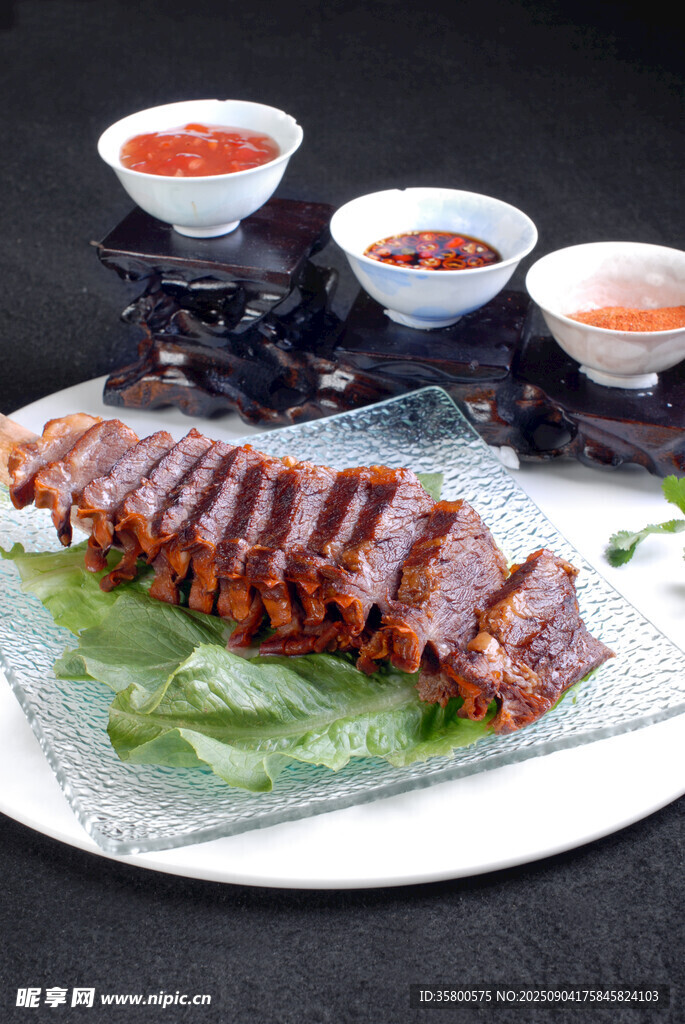 美味烤排骨配特色蘸料