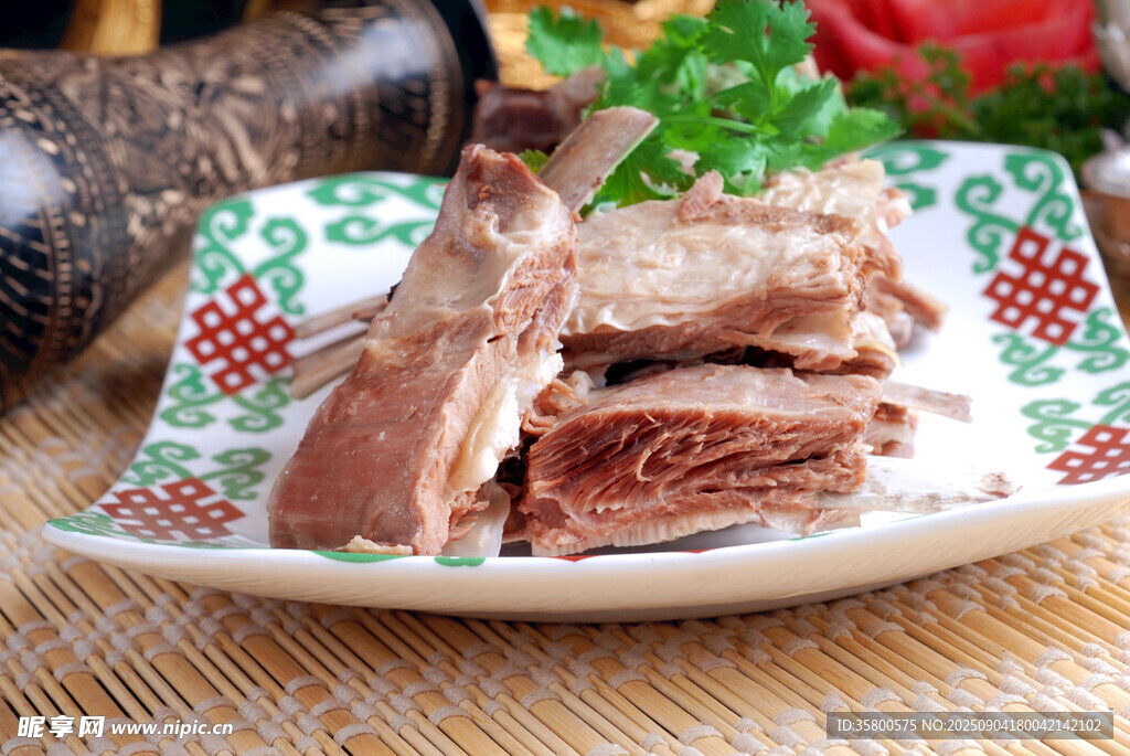 美味鹵牛肉擺于花紋盤上