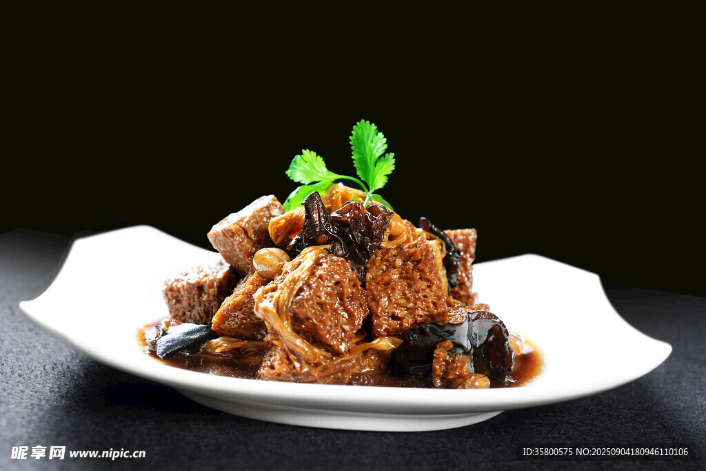 美味醬牛肉配黑橄欖