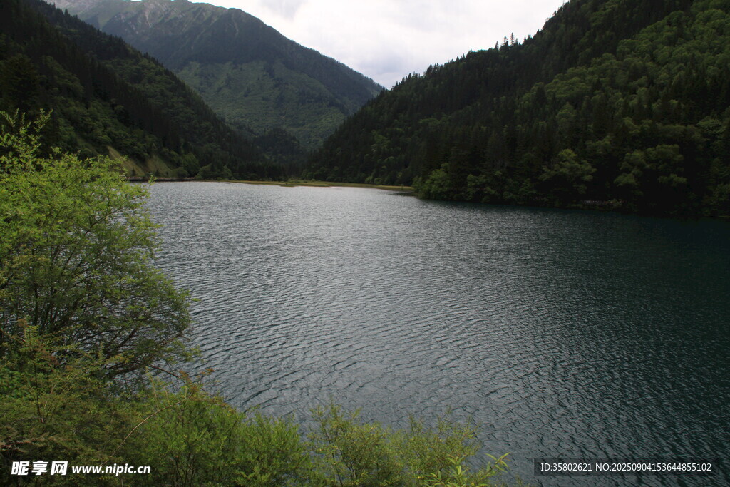 九寨溝山間靜謐湖泊美景