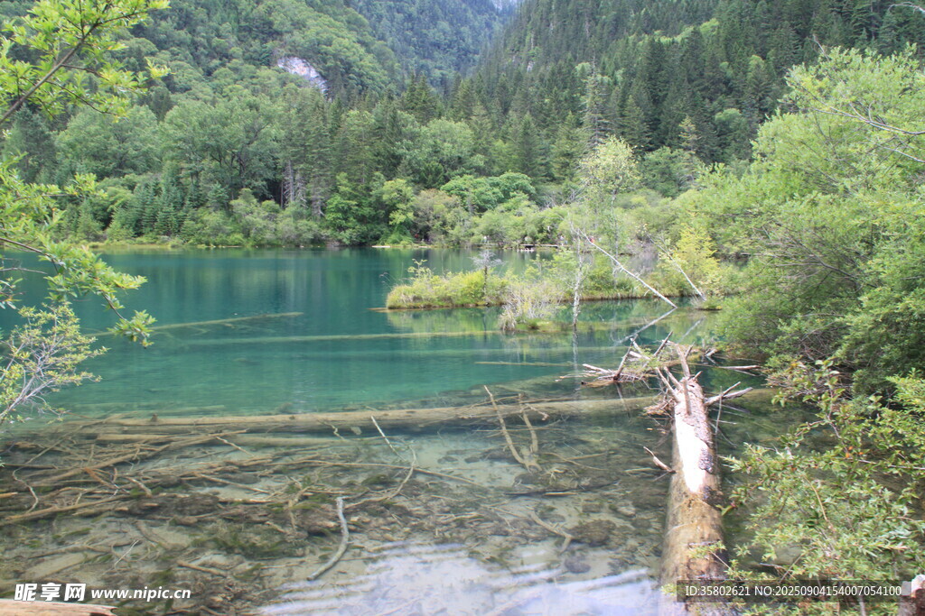 九寨溝山間碧湖美景