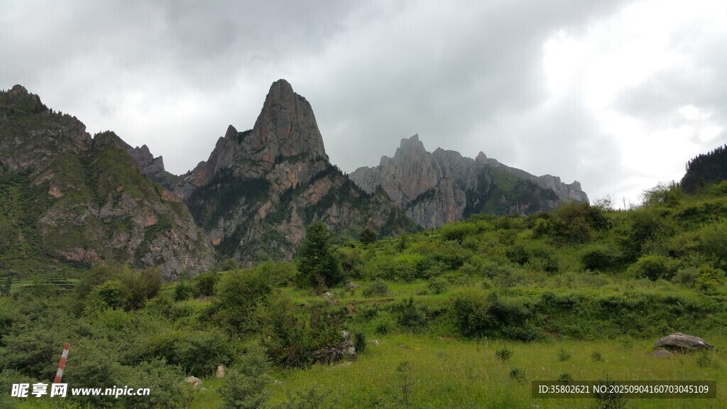 甘南扎尕那山間綠野巍峨山峰
