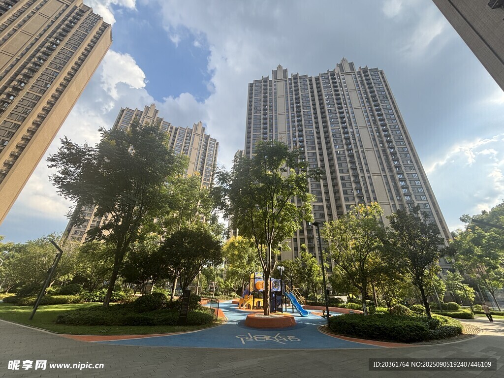 城市小區(qū)內(nèi)的綠化休閑景觀