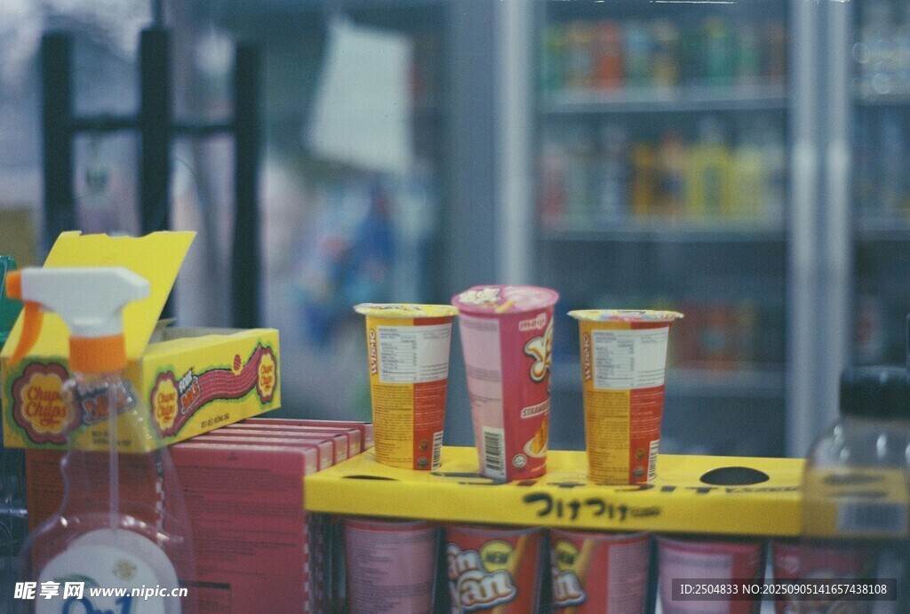 便利店貨架上的多彩商品