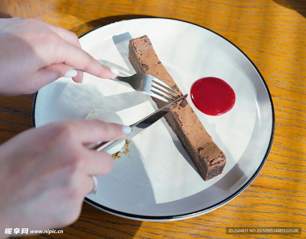 優(yōu)雅切食盤中美食瞬間