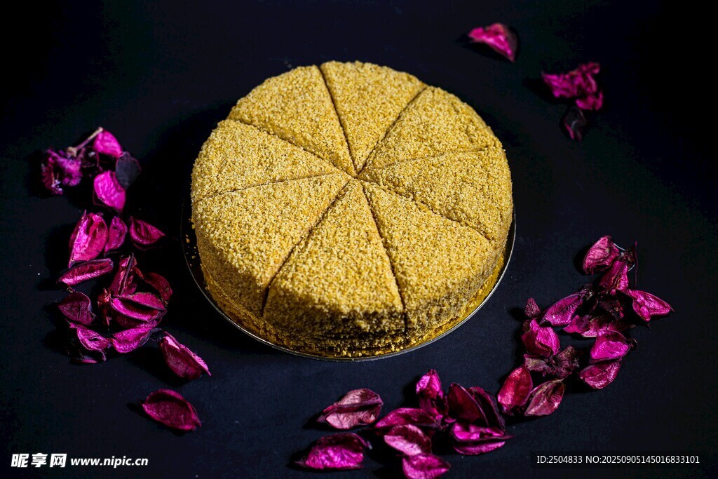玫瑰花瓣旁的美味糕點(diǎn)