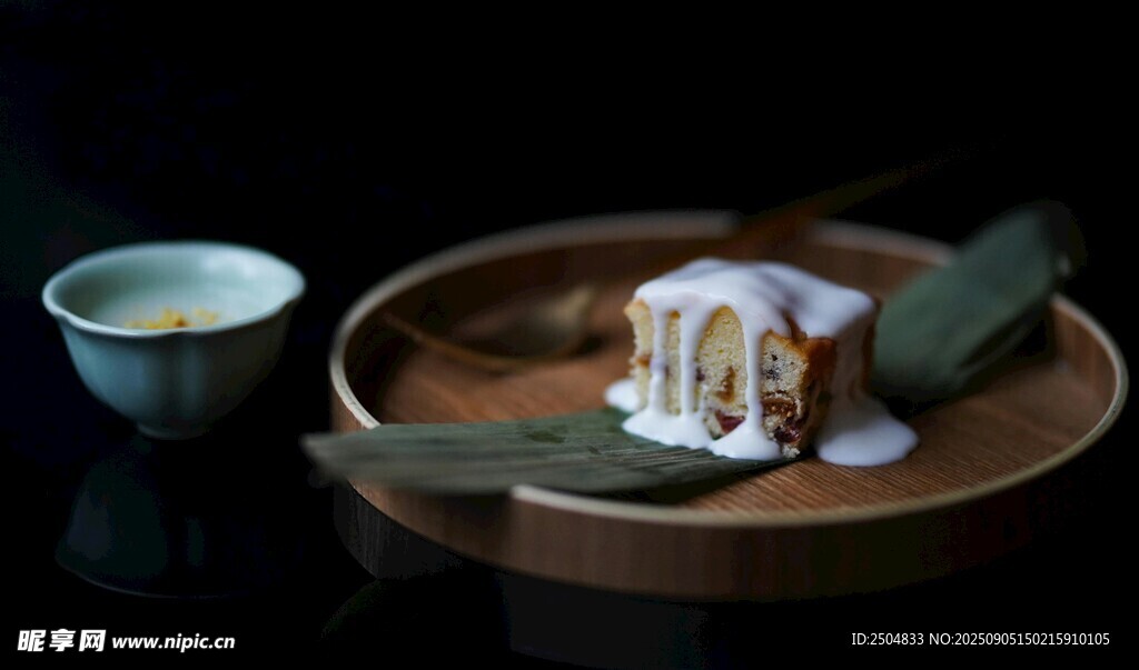 精致甜點擺放在古樸托盤上