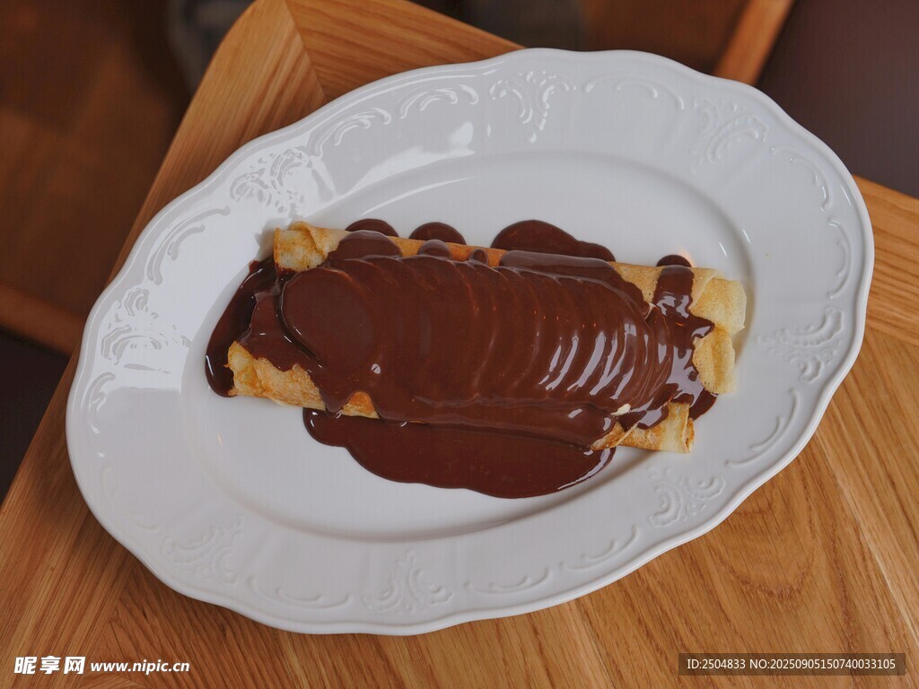 巧克力醬覆蓋的美味薄餅