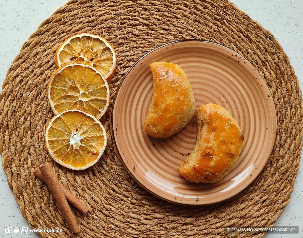 盤子里的美味糕點與橙片