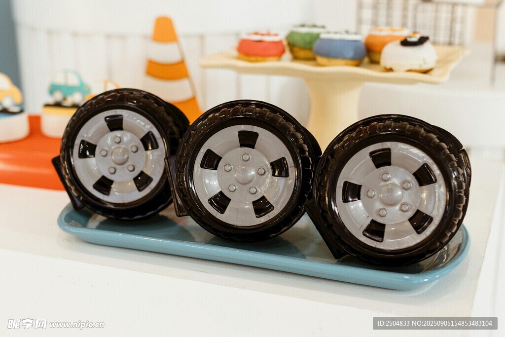 三個汽車輪轂展示
