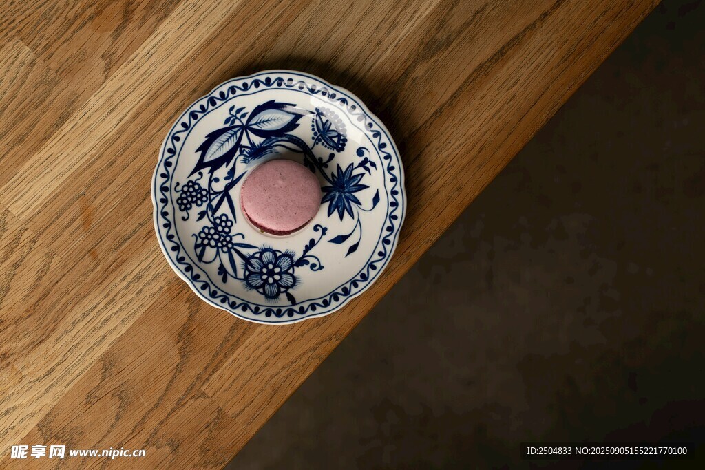 藍(lán)白瓷盤配木質(zhì)桌面