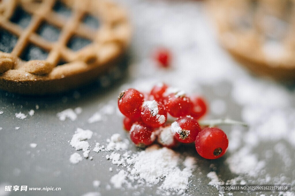 紅醋栗與糖粉裝飾的甜點(diǎn)
