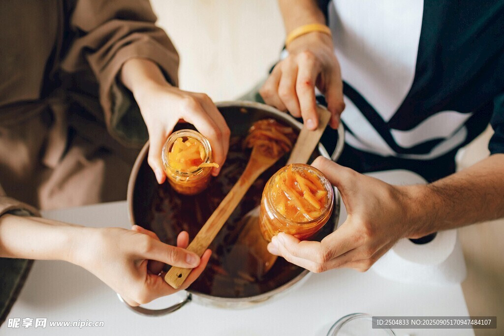 多人共賞盤中烘焙美食