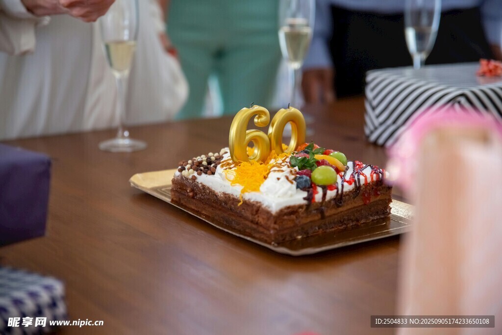 60歲生日蛋糕慶祝場景