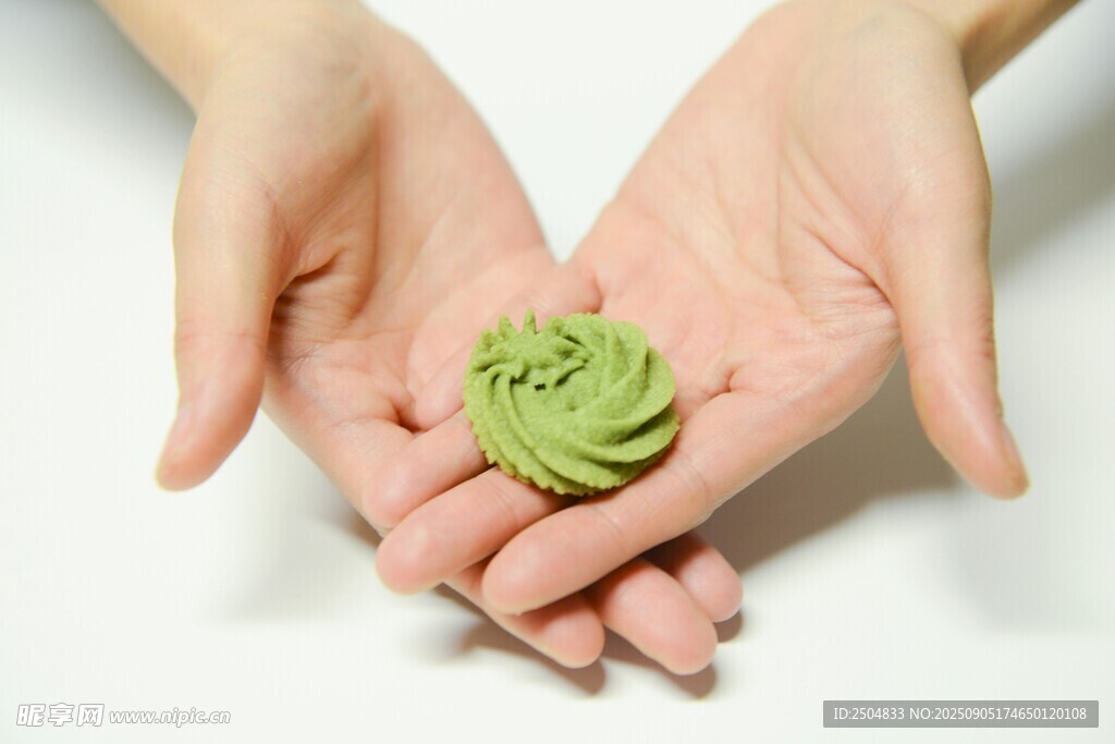 手心捧綠色奶油花