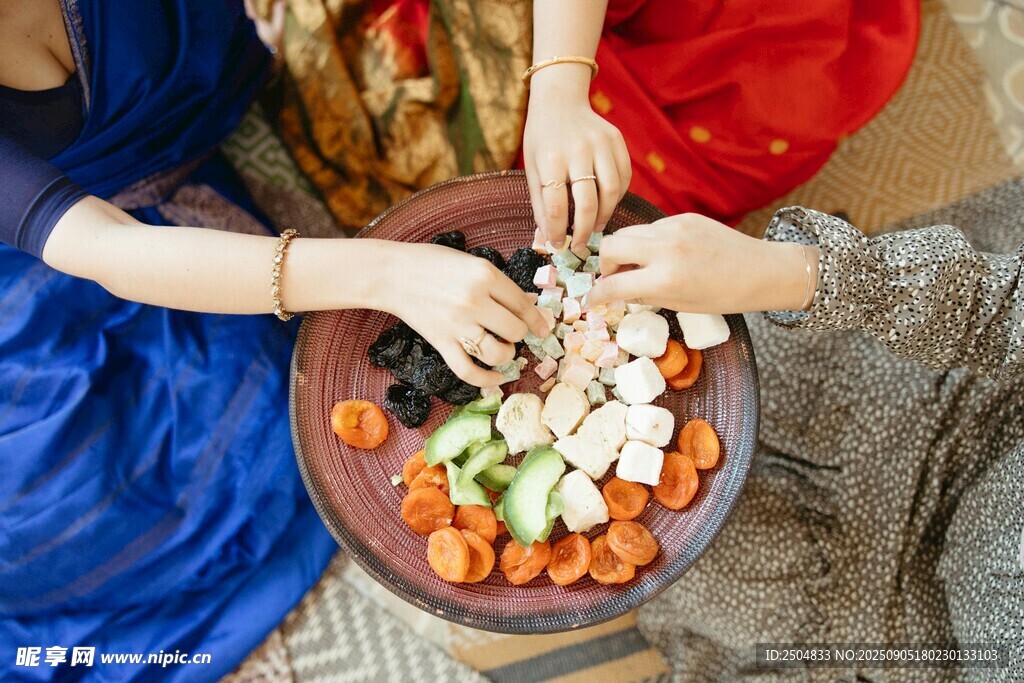 女性共制多彩食物拼盤