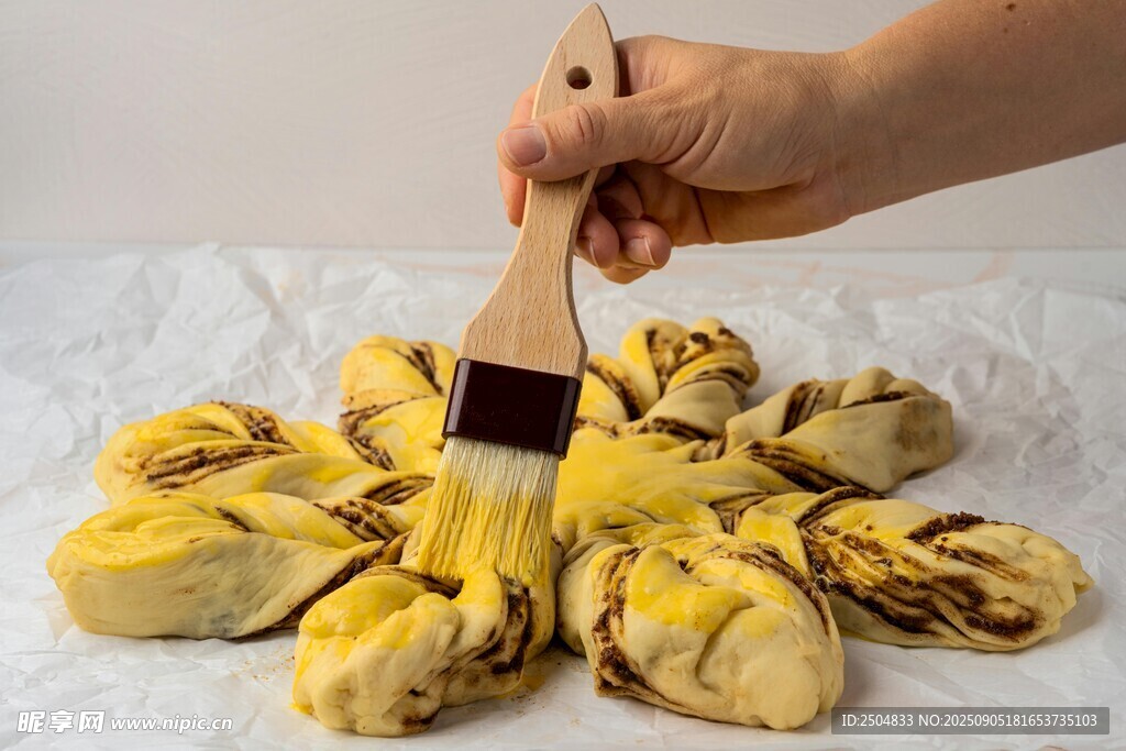 手刷醬料的美味面包卷