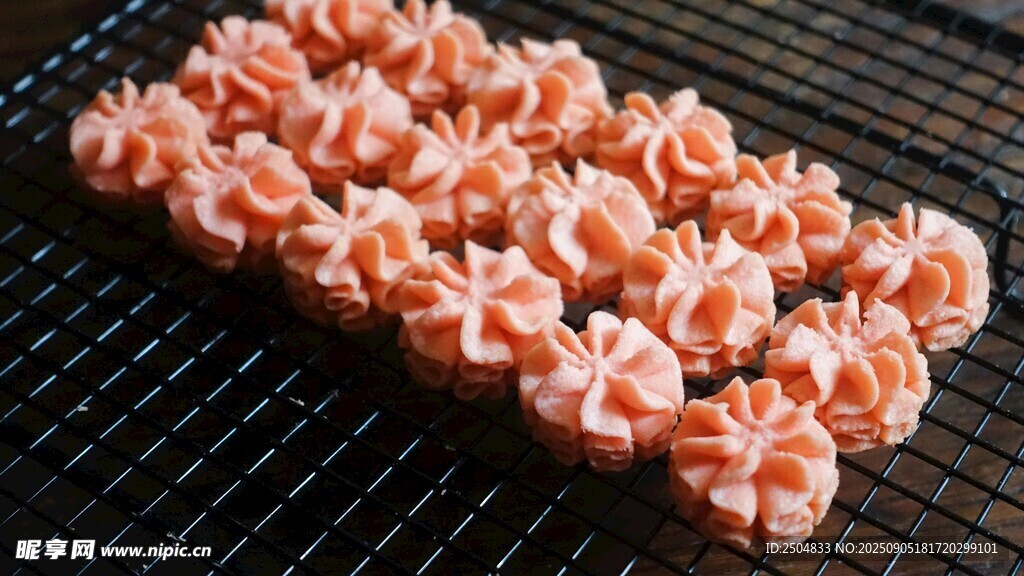 精致粉色裱花糕點(diǎn)