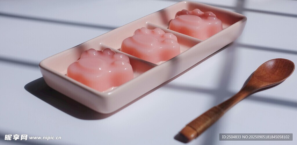 粉色冰淇淋配木勺