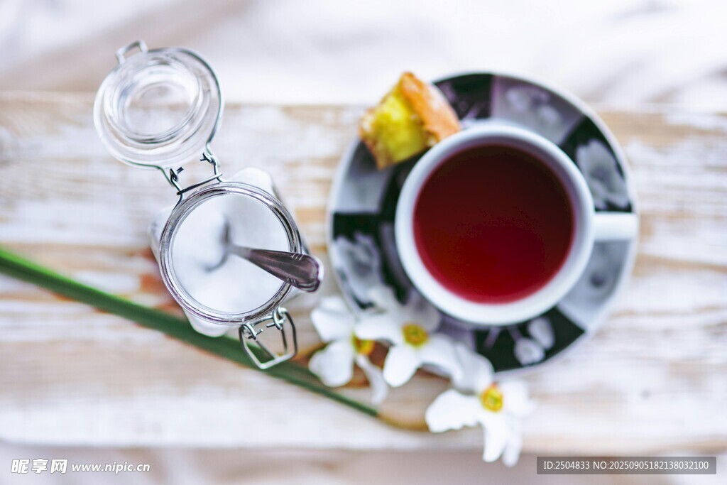 精致茶具與花茶的愜意時(shí)光