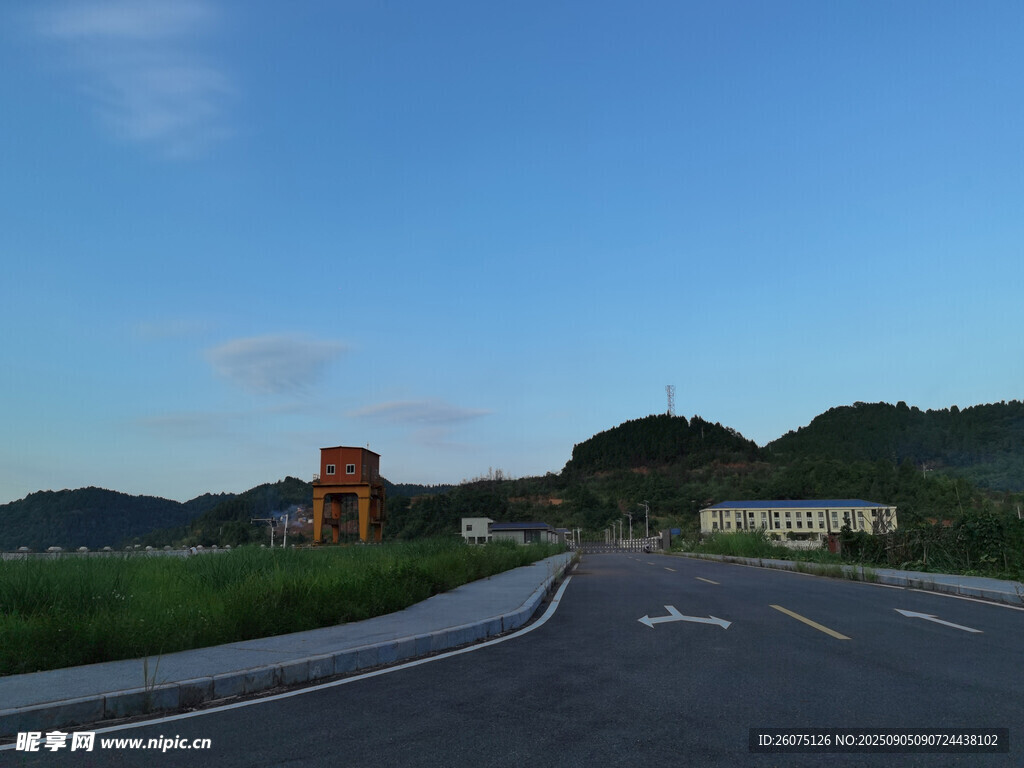 寬闊公路旁的青山與牌坊