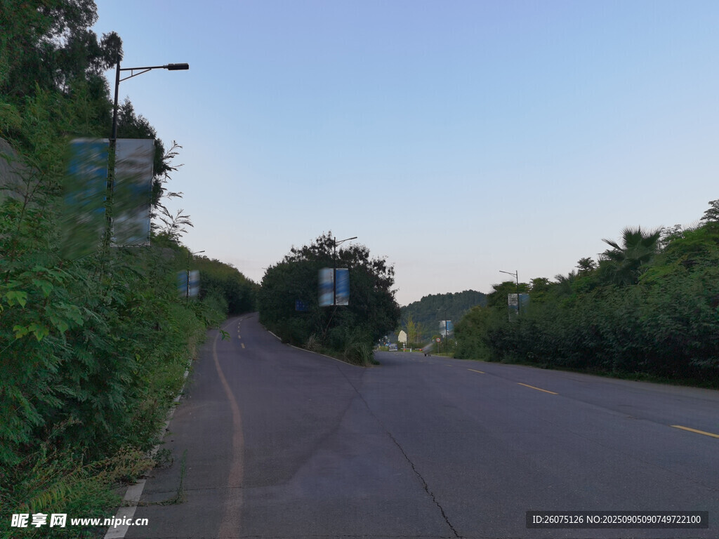 公路岔路綠意環(huán)繞的風(fēng)景