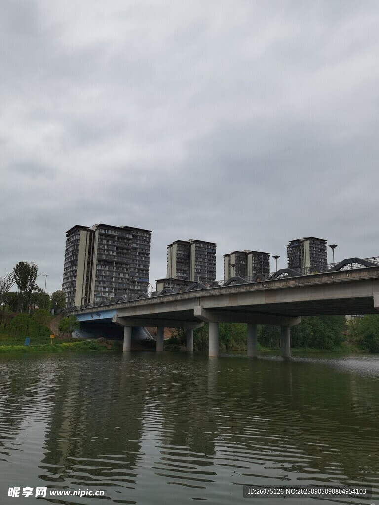 河畔橋梁與高樓風(fēng)景