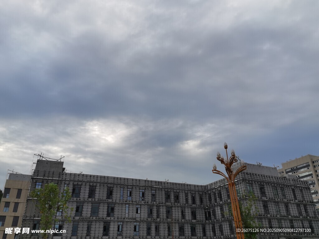 城市建筑與陰沉天空景象