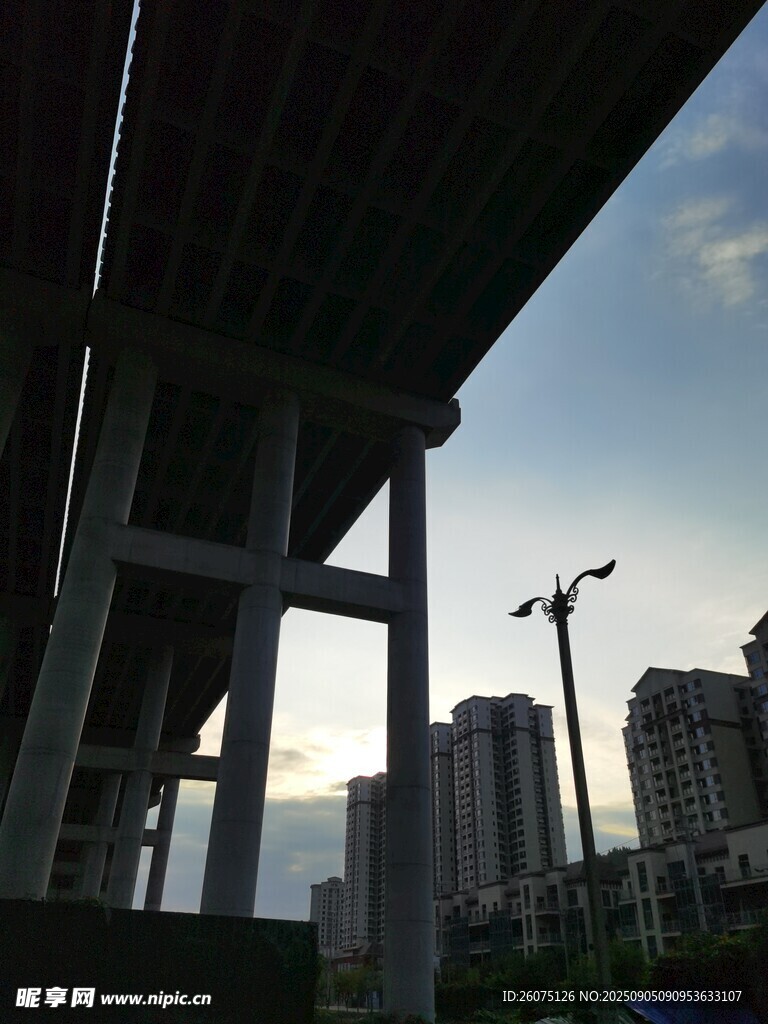 城市高架橋與遠(yuǎn)處建筑景觀