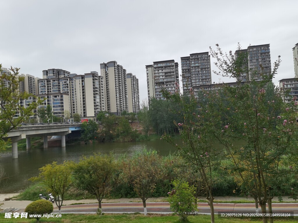 城市河畔綠意住宅區(qū)景觀